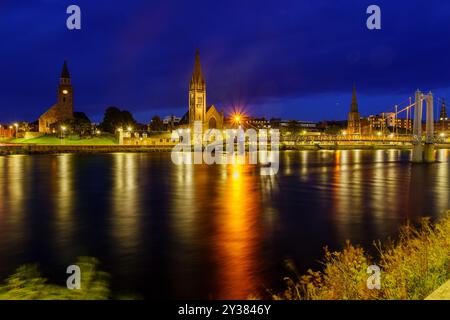 Abendlicher Blick auf die Greig Street Bridge, den Fluss Ness und die Kirchen in Inverness, Schottland, UK Stockfoto