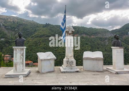 Statuen berühmter Griechen, geboren in Lagadia, Arcadia, Griechenland Stockfoto