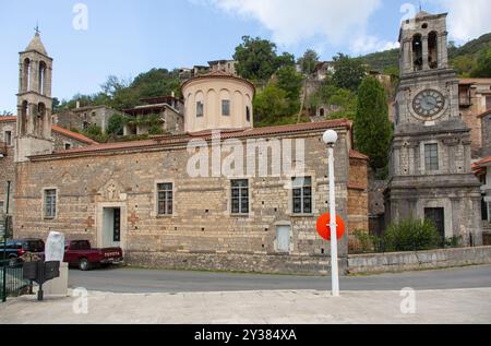 Taxiarches Kirche und ihre Turmuhr im Dorf Lagkadia, Arkadia, Griechenland Stockfoto