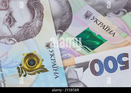 Nahaufnahme mehrerer von eintausend und fünf Hundert ukrainischer Hrywnja-Banknoten Stockfoto