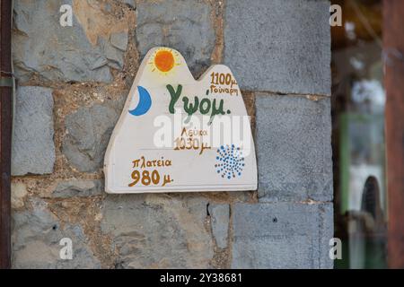 Handgefertigtes Schild in Lagadia, das die Höhe zeigt Stockfoto