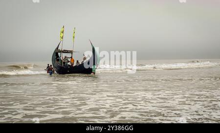 Fischer, die auf einem Mondboot auf dem Cox's Bazar Fischfang betreiben, Konzept der Blauen Wirtschaft und der Fischereiindustrie in Bangladesch Stockfoto