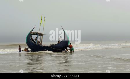 Fischer, die mit Mondboot fischen. Blue Economy and Fisheries Industry Concept in Cox's Bazar, Bangladesch Stockfoto