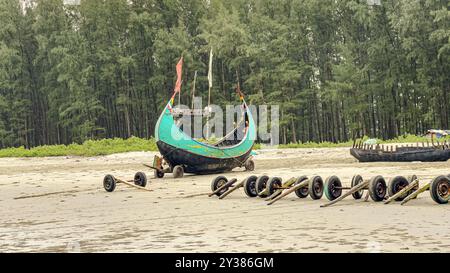 Mondboot auf dem Cox's Bazar – Konzept der blauen Wirtschaft und Fischerei in Bangladesch Stockfoto