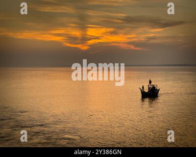 Fischerboote auf dem Fluss bei Sonnenuntergang. Landschaft von Bangladesch und Fischereiwirtschaft Konzept Stockfoto