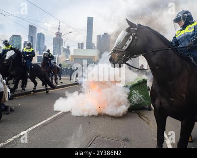 Melbourne, Australien. September 2024. Ein Müllfeuer von Demonstranten wird gelöscht Eine geplante Blockade und Protest der Land Forces 2024, der größten Messe der Verteidigungsindustrie in der südlichen Hemisphäre, brach tagsüber in Auseinandersetzungen mit der Polizei aus. Die Demonstranten, die versuchten, den Zutritt zum Kongress zu verhindern, warfen Gegenstände und Flüssigkeiten auf Offiziere, bauten kleine Blockaden und begannen Müllfeuer, während die Polizei Gewalt, Pfefferspray, Tränengas, Betäubungsgranaten und Gummigeschosse auf die Demonstranten einsetzte. Credit: SOPA Images Limited/Alamy Live News Stockfoto