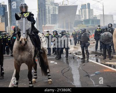 Melbourne, Australien. September 2024. Auf der Lamont-Brücke stehen Offiziere vor Der Menge Einer geplanten Blockade und Proteste der Land Forces 2024, der größten Ausstellung der Verteidigungsindustrie in der südlichen Hemisphäre, die tagsüber zu Zusammenstößen mit der Polizei ausbrach. Die Demonstranten, die versuchten, den Zutritt zum Kongress zu verhindern, warfen Gegenstände und Flüssigkeiten auf Offiziere, bauten kleine Blockaden und begannen Müllfeuer, während die Polizei Gewalt, Pfefferspray, Tränengas, Betäubungsgranaten und Gummigeschosse auf die Demonstranten einsetzte. Credit: SOPA Images Limited/Alamy Live News Stockfoto