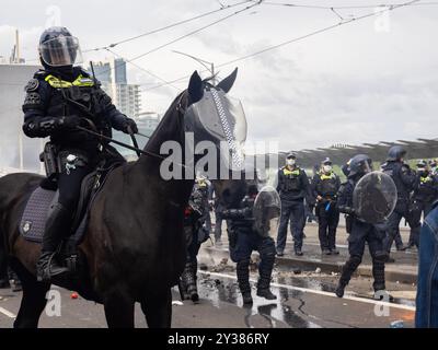 Melbourne, Australien. September 2024. Auf der Lamont-Brücke stehen Offiziere vor Der Menge Einer geplanten Blockade und Proteste der Land Forces 2024, der größten Ausstellung der Verteidigungsindustrie in der südlichen Hemisphäre, die tagsüber zu Zusammenstößen mit der Polizei ausbrach. Die Demonstranten, die versuchten, den Zutritt zum Kongress zu verhindern, warfen Gegenstände und Flüssigkeiten auf Offiziere, bauten kleine Blockaden und begannen Müllfeuer, während die Polizei Gewalt, Pfefferspray, Tränengas, Betäubungsgranaten und Gummigeschosse auf die Demonstranten einsetzte. Credit: SOPA Images Limited/Alamy Live News Stockfoto