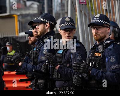 Die Beamten des Victoria Police Response Teams bilden eine Linie außerhalb des Kongresszentrums Eine geplante Blockade und Proteste der Land Forces 2024, der größten Ausstellung der Verteidigungsindustrie in der südlichen Hemisphäre, brach tagsüber in Auseinandersetzungen mit der Polizei aus. Demonstranten, die versuchten, den Zutritt zum Kongress zu verhindern, warfen Gegenstände und Flüssigkeiten auf Offiziere, bauten kleine Blockaden und begannen Müllfeuer, während die Polizei Gewalt, Pfefferspray, Tränengas, Betäubungsgranaten und Gummigeschosse auf die Demonstranten einsetzte (Foto: Alex Zucco/SOPA Images/SIPA USA) Stockfoto