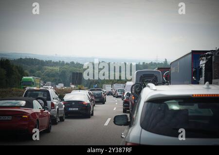 Stausituation, dichter Verkehr, Autobahn, Stockender Verkehr, trübe Atmosphäre, grauer Himmel, Pendlerverkehr, Reiseverkehr, verstopfte Straßen, LKW-Kolonnen, angespannte Stimmung, Verkehrsbehinderungen, Baustellenverkehr, Überlastung, Abgase, Umweltbelastung, Emissionen, CO2-Ausstoß, Energiekrise, hohe Spritpreise, Infrastrukturprobleme, Gestresste Autofahrer, Fahrräder am Auto, Verkehrschaos, Verkehrspolitik, Mobilitätswende, Klimakrise, Verkehrsprobleme, unruhige Fahrbedingungen, Stress im Straßenverkehr, Urlaubsrückreise. *** Stau, starker Verkehr, Autobahn, langsam fahrender Verkehr, bewölkt Stockfoto