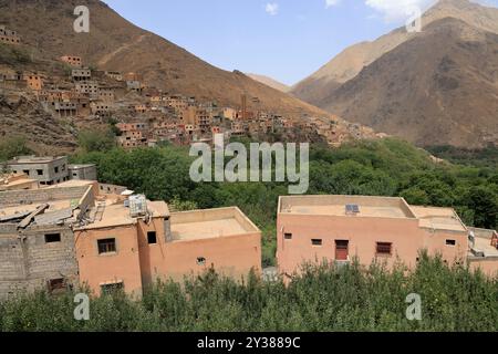 Das Dorf Imlil liegt im Hohen Atlasgebirge vor den Toren des Toubkal-Nationalparks und ist der Ausgangspunkt für den Aufstieg des Mount Toubkal, wh Stockfoto