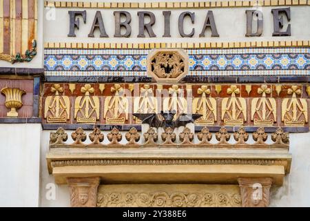 Keramikornamente der Fassade, Terrisseria Arpí, Sant Cugat del Vallès (Vallès Occidental), Katalonien, Spanien Stockfoto