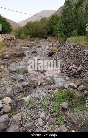 Das Dorf Imlil liegt im Hohen Atlasgebirge vor den Toren des Toubkal-Nationalparks und ist der Ausgangspunkt für den Aufstieg des Mount Toubkal, wh Stockfoto