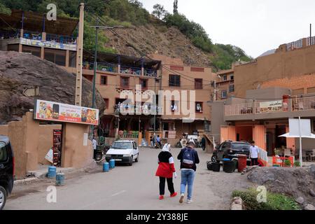 Das Dorf Imlil liegt im Hohen Atlasgebirge vor den Toren des Toubkal-Nationalparks und ist der Ausgangspunkt für den Aufstieg des Mount Toubkal, wh Stockfoto