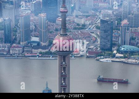 Shanghai, China. September 2024. Ein Luftbild zeigt am 19. Mai 2017 Hochhäuser entlang des Huangpu-Flusses in Lujiazui, Shanghai, China. (Foto: Costfoto/NurPhoto) Credit: NurPhoto SRL/Alamy Live News Stockfoto