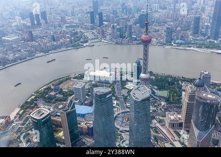 Shanghai, China. September 2024. Ein Luftbild zeigt am 19. Mai 2017 Hochhäuser entlang des Huangpu-Flusses in Lujiazui, Shanghai, China. (Foto: Costfoto/NurPhoto) Credit: NurPhoto SRL/Alamy Live News Stockfoto