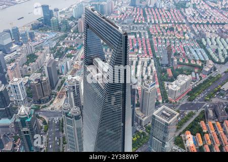 Shanghai, China. September 2024. Ein Luftbild zeigt am 19. Mai 2017 Hochhäuser entlang des Huangpu-Flusses in Lujiazui, Shanghai, China. (Foto: Costfoto/NurPhoto) Credit: NurPhoto SRL/Alamy Live News Stockfoto