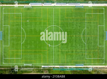 Luftaufnahme des Fußballfeldes in der Stadt Castelltercol (Moianès, Barcelona, ​​Catalonia, Spanien) ESP Vista aérea de un campo de futbol Stockfoto