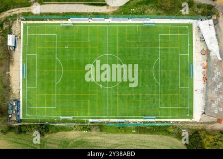 Luftaufnahme des Fußballfeldes in der Stadt Castelltercol (Moianès, Barcelona, ​​Catalonia, Spanien) ESP Vista aérea de un campo de futbol Stockfoto