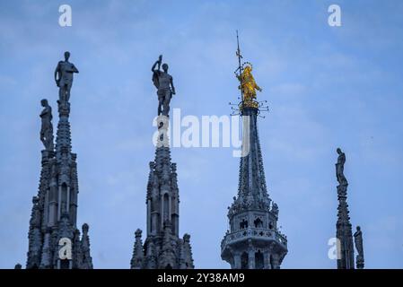 Spitzen der Türme des Mailänder Doms, bei Sonnenaufgang (Lombardei, Italien) I pinnacoli delle guglie del Duomo di Milano all'alba (Italia) Stockfoto