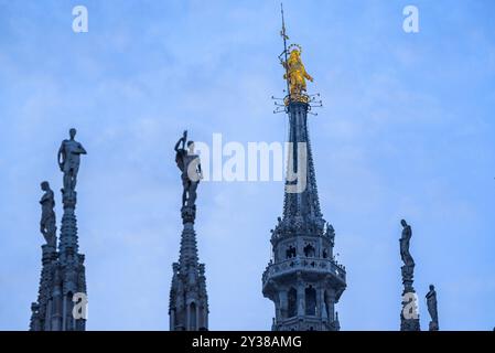 Spitzen der Türme des Mailänder Doms, bei Sonnenaufgang (Lombardei, Italien) I pinnacoli delle guglie del Duomo di Milano all'alba (Italia) Stockfoto