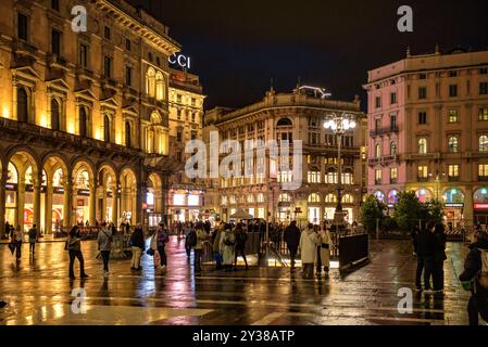 Piazza del Duomo, nachts und nach etwas Regen in Mailand (Lombardei, Italien): Piazza del Duomo, di notte, e dopo un po' di pioggia a Milano (Italia) Stockfoto