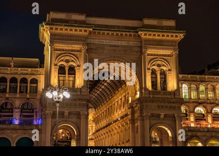 Galerien Vittorio Emanuele II bei Nacht und während der blauen Stunde, in Mailand (Lombardei, Italien) IT: Galleria Vittorio Emanuele II all'ora blu (Italia) Stockfoto