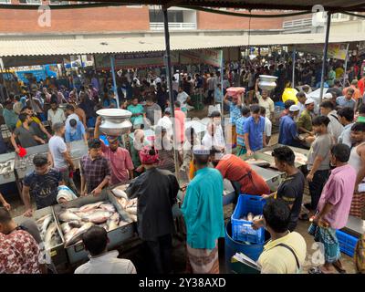 Geschäftiger Großhandel Fischmarkt in Jatrabari, Dhaka. Ein Hub für Aktivitäten und Handel Stockfoto