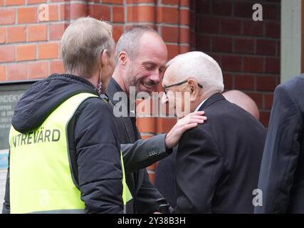 Sven-Goran Erikssons Vater Sven und Sohn Johan grüßen sich vor der Fryksande Kirche in Torsby, Schweden, vor der Trauerfeier. Bilddatum: Freitag, 13. September 2024. Stockfoto