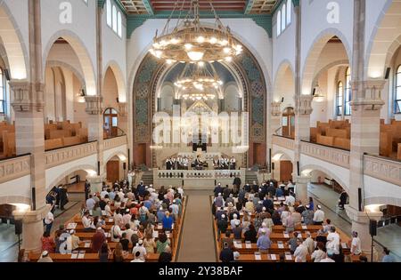 Das Potsdamer Rabbinerseminar Abraham-Geiger-Kolleg hat seit der Gruendung vor 25 Jahren mehr als 50 juedische geistliche ausgebildet. Acht der Absolventinnen und Absolventen wurden am Donnerstag, 05.09.2024, bei einer Feier in der Berliner Synagoge Rykestraße als Rabbinerinnen, Kantorinnen und Kantoren ordiniert. Sie uebernehmen Aemter in verschiedenen Gemeinden in Deutschland sowie in Basel in der Schweiz, in Marseille und Montpellier in Frankreich und in Russland. Siehe epd-Meldung vom 05.09.2024 NUR REDAKTIONELLE VERWENDUNG *** das Potsdamer Rabbinical Seminary Abraham Geiger College hat mehr ausgebildet Stockfoto