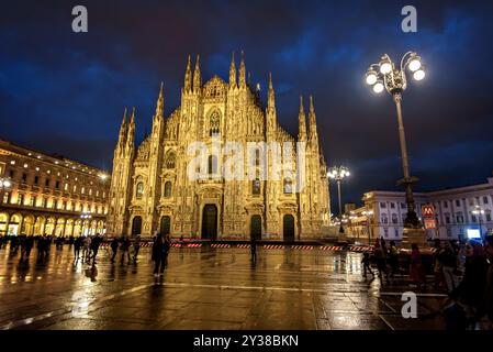 Fassade des Doms bei Nacht und während der blauen Stunde in Mailand (Lombardei, Italien) IT: Facciata del Duomo all'ora blu e di notte a Milano (Italia) Stockfoto