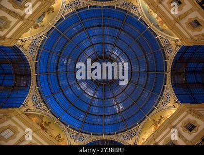 Galerien Vittorio Emanuele II bei Nacht und während der blauen Stunde in Mailand. Lombardei Italien IT Galleria Vittorio Emanuele II all'ora blu (Milano Italia Stockfoto