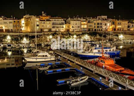 Hafen von Ciutadella bei Nacht (Menorca, Balearen, Spanien) ESP: Puerto de Ciutadela de noche (Menorca, Islas Baleares, España) Stockfoto