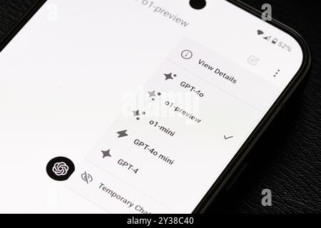 Smartphone-Bildschirm mit GPT-Modellauswahl mit OpenAI-Logo auf dem Display. Stafford, Vereinigtes Königreich, 13. August 2024. Stockfoto