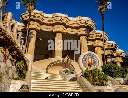 Die Drachentreppe, der Eingang zum Park Güell von Antoni Gaudí (Barcelona, ​​Catalonia, Spanien) ESP: La escalinata del dragón, en el parque Güell Stockfoto