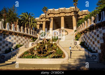 Die Drachentreppe, der Eingang zum Park Güell von Antoni Gaudí (Barcelona, ​​Catalonia, Spanien) ESP: La escalinata del dragón, en el parque Güell Stockfoto