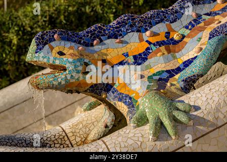 Drache - Salamander aus dem Park Güell, bedeckt mit trencadís (Mosaik) von Antoni Gaudí und auf der Eingangstreppe des Parks, Barcelona Spanien Stockfoto