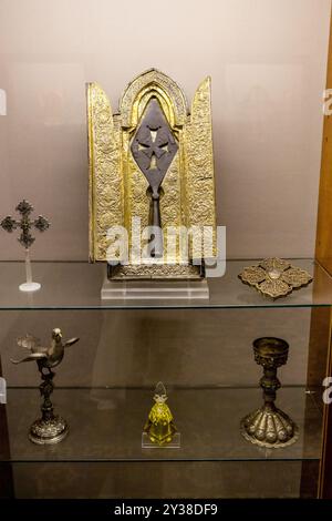 Etchmiadzin, Armenien - 23. Juni 2024: Relikt der Heiligen Lanze im Schatzmuseum des Mutterstuhls von Etschmiadzin. St Gegard ist Speer mit dem Zenturion p Stockfoto