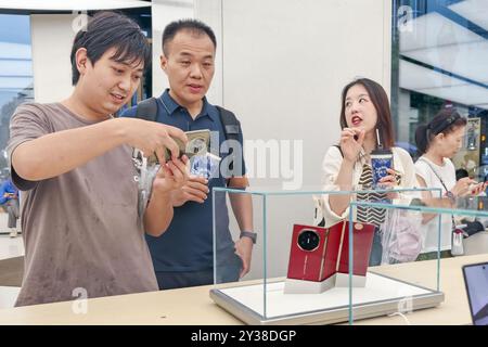 Huawei Mate XT, das dreifach gefaltete Handy von Huawei, zieht Kunden in einem Huawei-Geschäft in Shanghai, China, an den 10. September 2024 an. Stockfoto