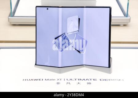 Huawei Mate XT, das dreifach gefaltete Handy von Huawei, zieht Kunden in einem Huawei-Geschäft in Shanghai, China, an den 10. September 2024 an. Stockfoto