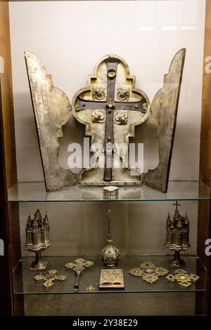 Etchmiadzin, Armenien - 23. Juni 2024: Kreuz des Königs Ashot Yerkat mit Relikt des hölzernen Kreuzes Jesu Christi im Schatzmuseum des Mutterstuhls von Hl. et Stockfoto