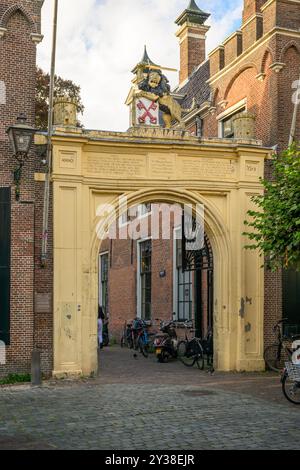 Das historische Stadttor aus dem 17. Jahrhundert in Leiden, Niederlande Stockfoto