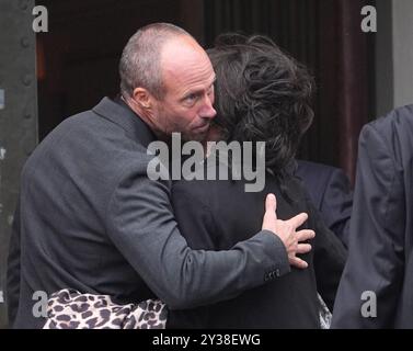 Nancy Dell'Olio begrüßt Sven-Goran Erikssons Sohn Johan auf den Stufen der Fryksande Kirche in Torsby, Schweden, vor dem Trauergottesdienst. Bilddatum: Freitag, 13. September 2024. Stockfoto