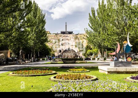 Jerewan, Armenien - 26. Juni 2024: Grüner Park im Kaskadengebiet der Stadt Jerewan an sonnigen Sommertagen Stockfoto