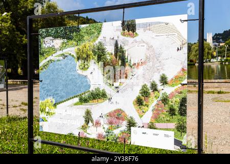 Dilijan, Armenien - 5. Juli 2024: Plan der Dämmung des künstlichen Sees des Stadtteichs auf der Straße Stand in Dilijan Stadt am Sommertag Stockfoto