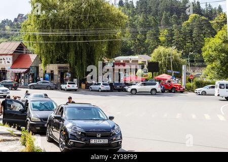 Dilijan, Armenien - 5. Juli 2024: Blick auf den kreisrunden Stadtplatz in Dilijan am Sommertag Stockfoto