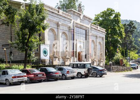 Dilijan, Armenien - 5. Juli 2024: Gebäude des Regionalmuseums und der Kunstgalerie der Stadt Dilijan am Sommertag Stockfoto