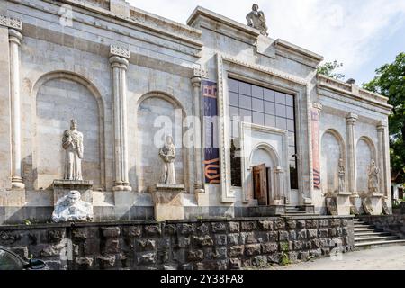 Dilijan, Armenien - 5. Juli 2024: Fassade des Regionalmuseums und der Kunstgalerie der Stadt Dilijan am Sommertag Stockfoto