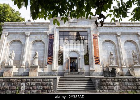 Dilijan, Armenien - 5. Juli 2024: Vorderansicht des Regionalmuseums und der Kunstgalerie der Stadt Dilijan am Sommertag Stockfoto