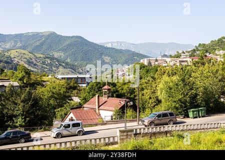 Dilijan, Armenien - 5. Juli 2024: Blick auf die Straße Myasnikyan in der Stadt Dilijan am Berghang, Armenien an sonnigen Sommertagen Stockfoto